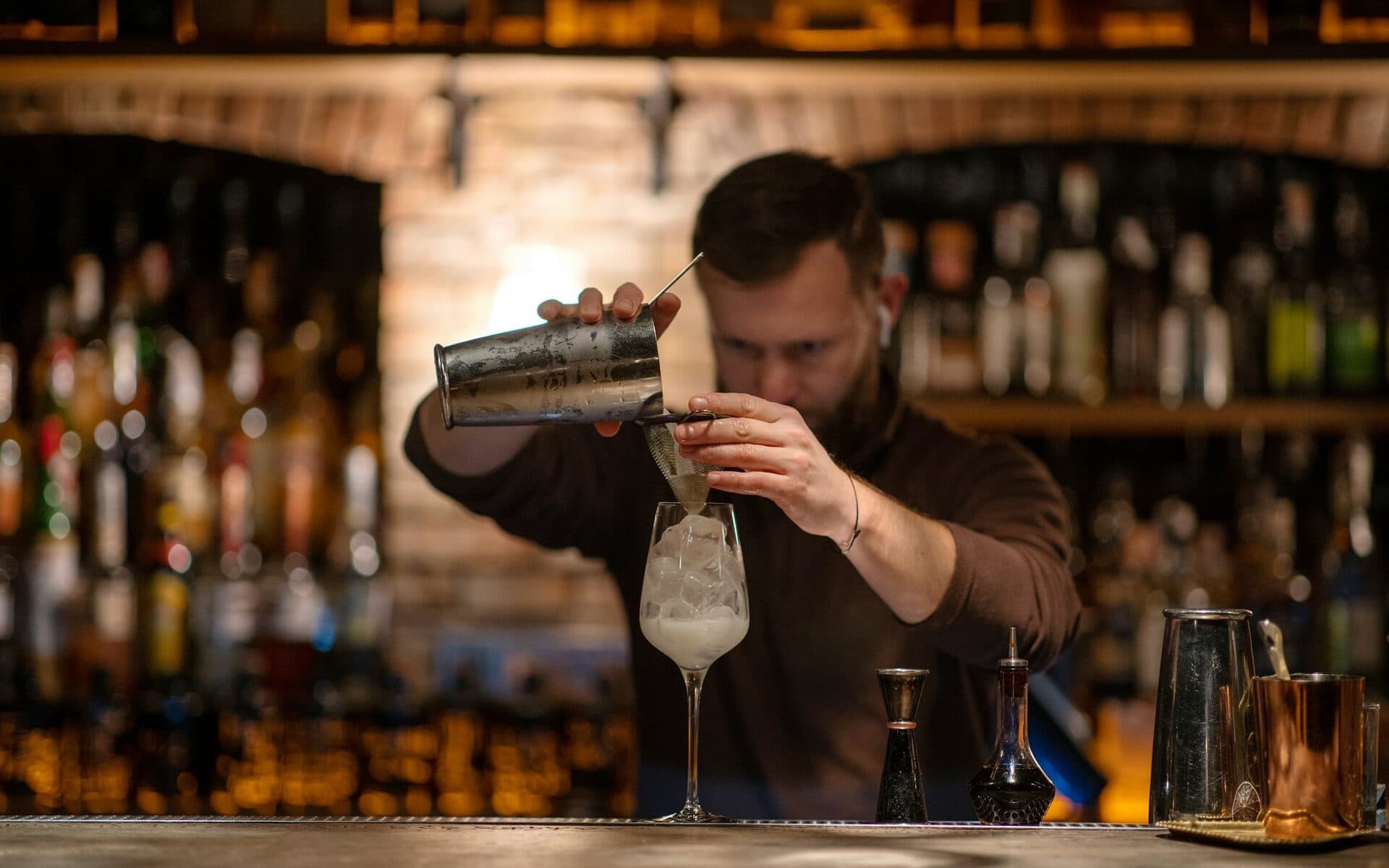 Barkeeper bei der Arbeit – Fachkräfte fürs Gastgewerbe stundenweise buchen
